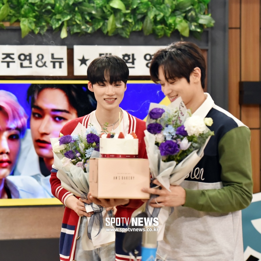 [포토]더보이즈 뉴-주연 '오늘은 DJ로 한 살!'