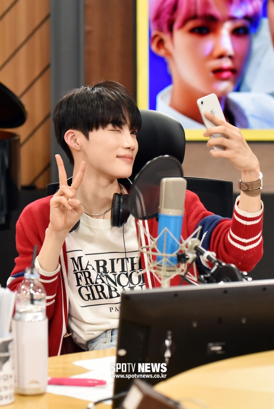 [포토]더보이즈 뉴 'EBS 경청 DJ 첫날, 셀카 남겨놔야죠'