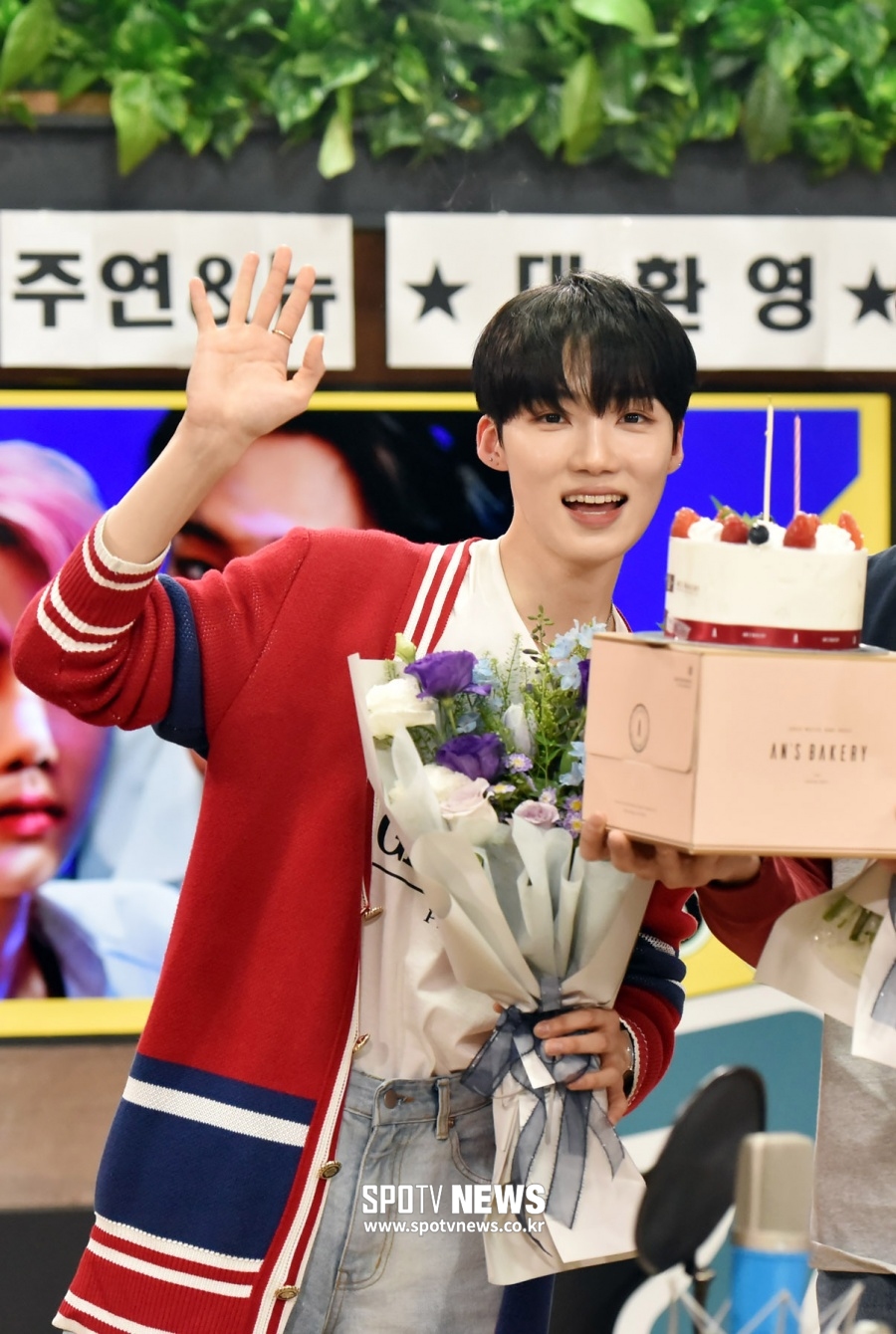 [포토]더보이즈 뉴 '꽃다발 받았어요!'