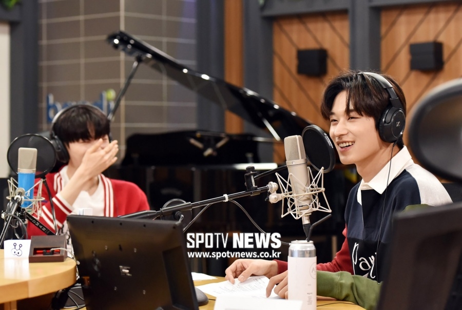 [포토]더보이즈 주연 '뉴와 함께 EBS 경청 DJ 됐어요'