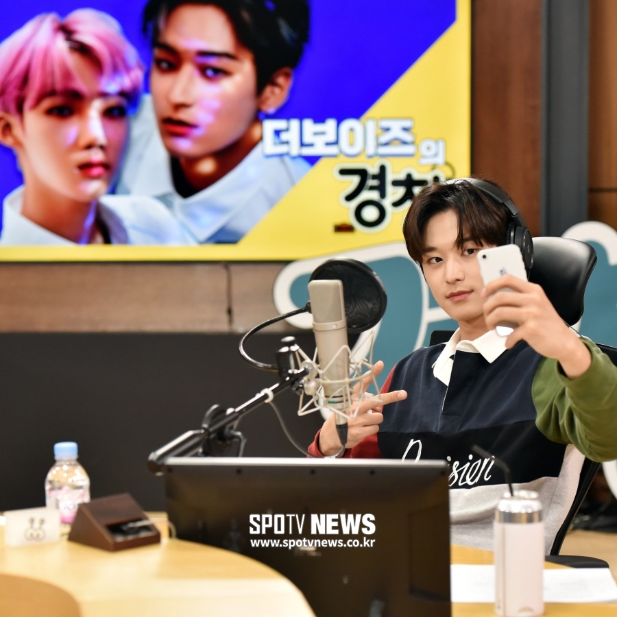 [포토]더보이즈 주연 'EBS 경청 DJ 첫날, 셀카 남겨놔야죠'