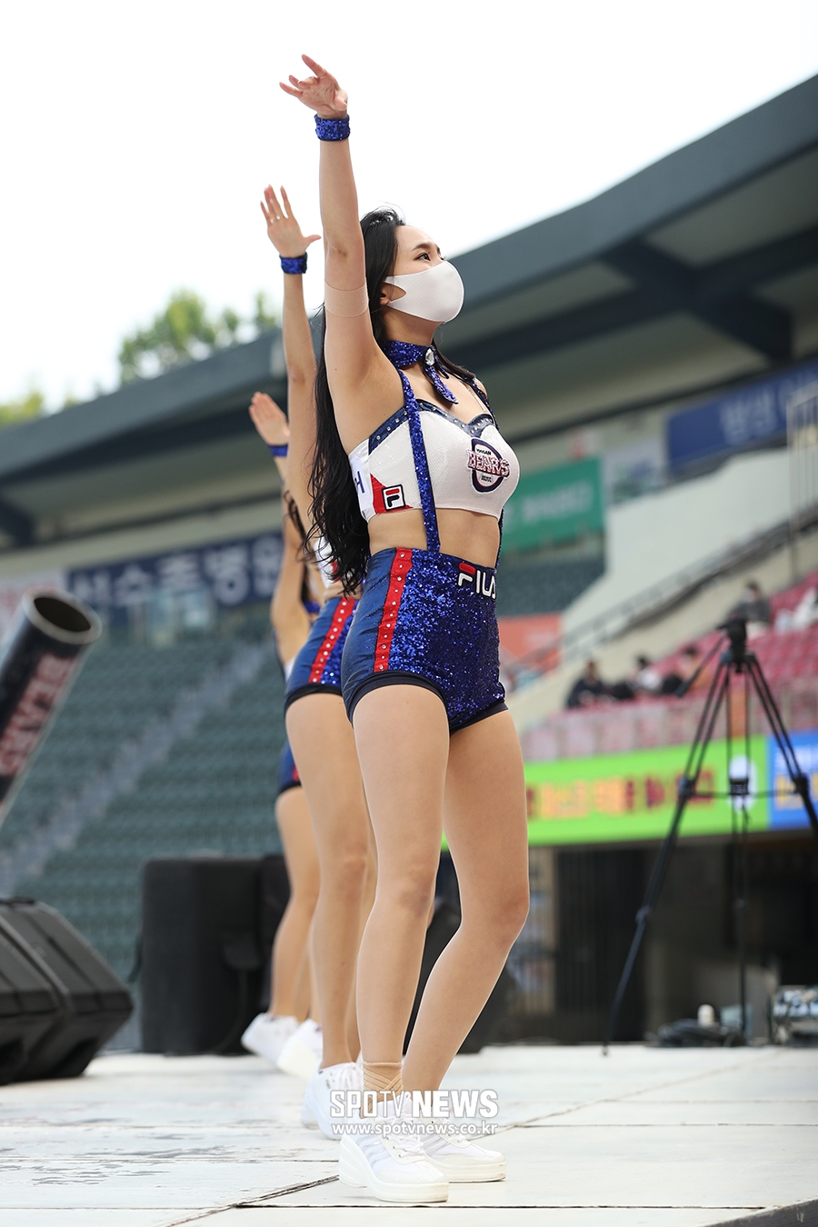 [포토S] 치어리더 이나경, 쭉 뻗은 각선미