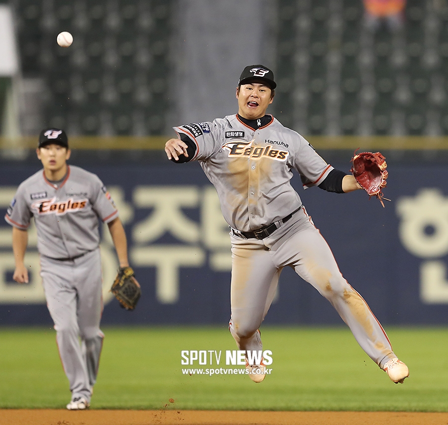 [포토S] 노시환, 깔끔한 러닝 스로!