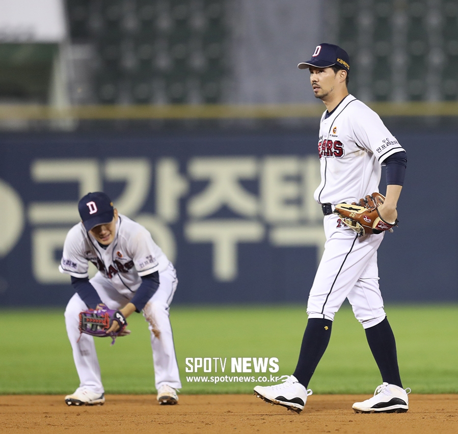 [포토S] 오재원, 포구 실책으로 실점 허용