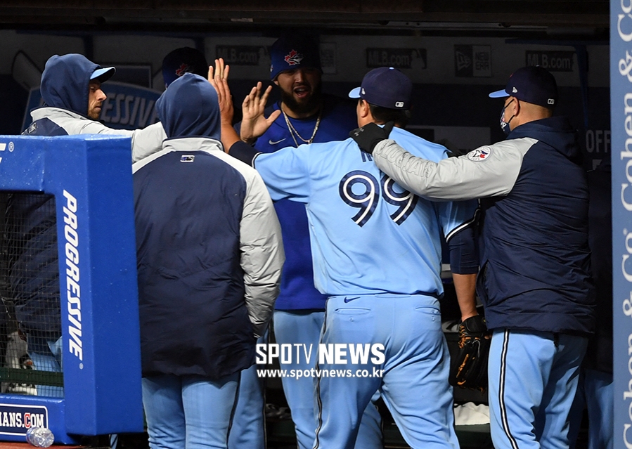 [조미예의 MLB현장] ‘진짜 고생했어’ 이런 날씨에 이런 투구라니! 투수 코치의 애정 담긴 안마