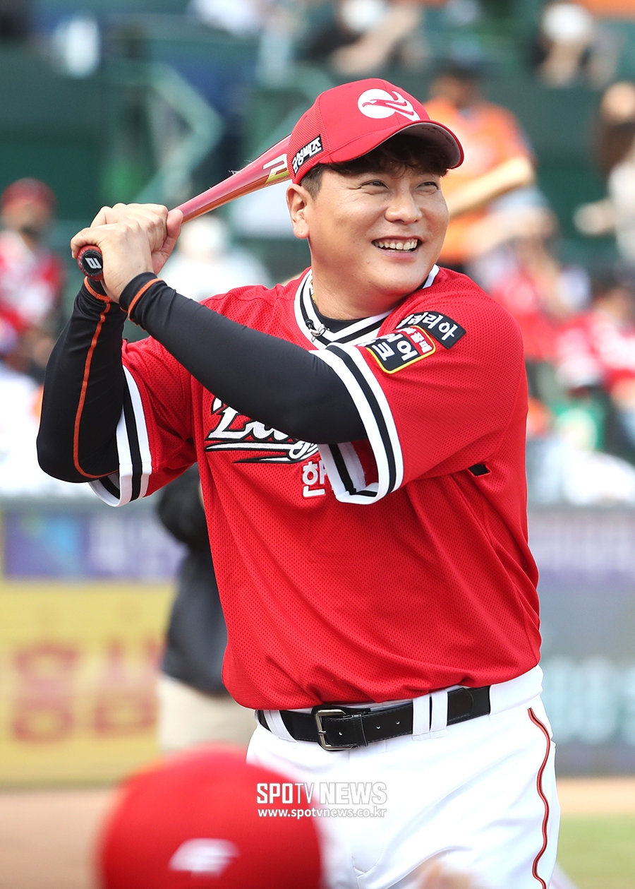 [포토S] 은퇴식 갖는 김태균, 환한 미소!