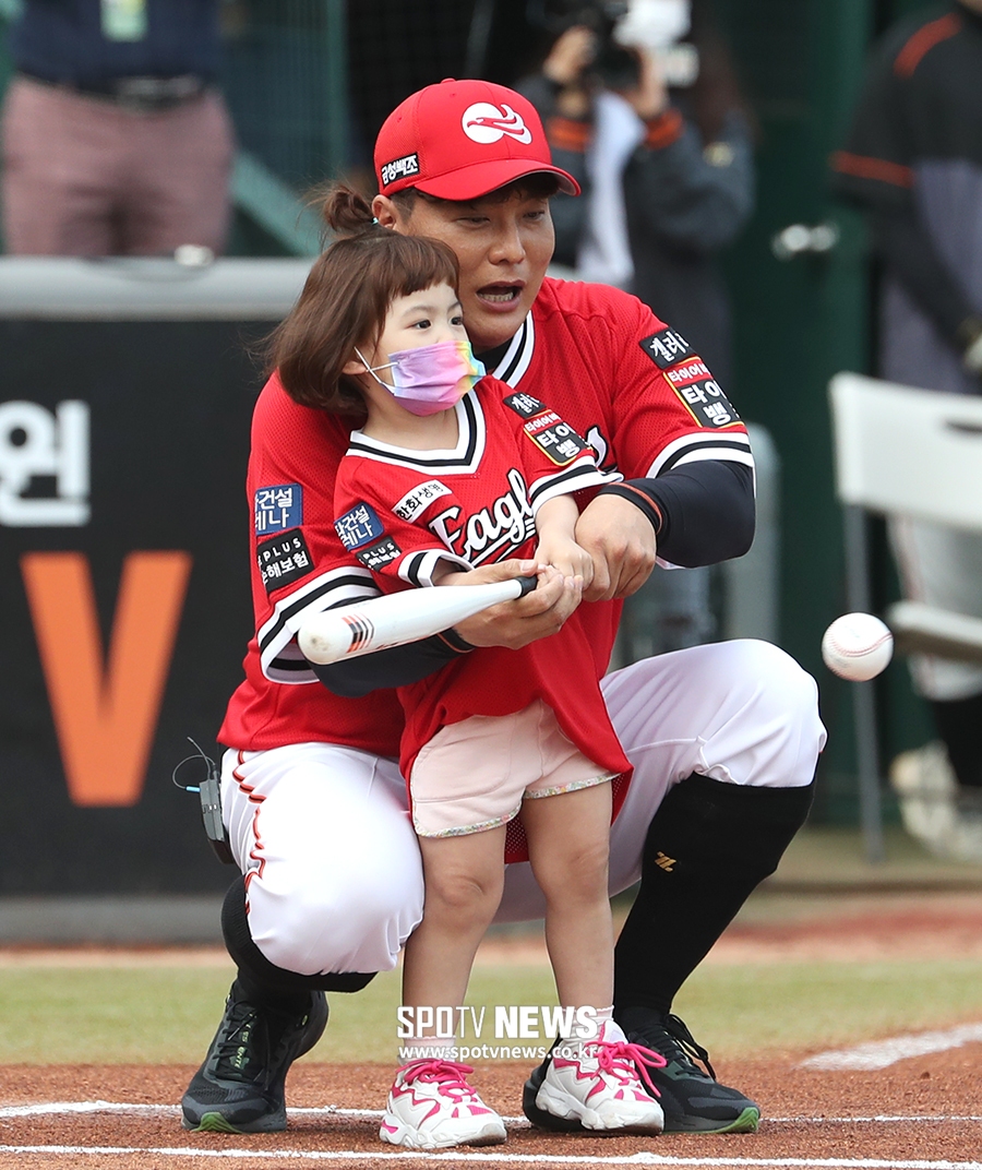 [포토S] '은퇴' 김태균, 귀여운 둘째 딸과 시타