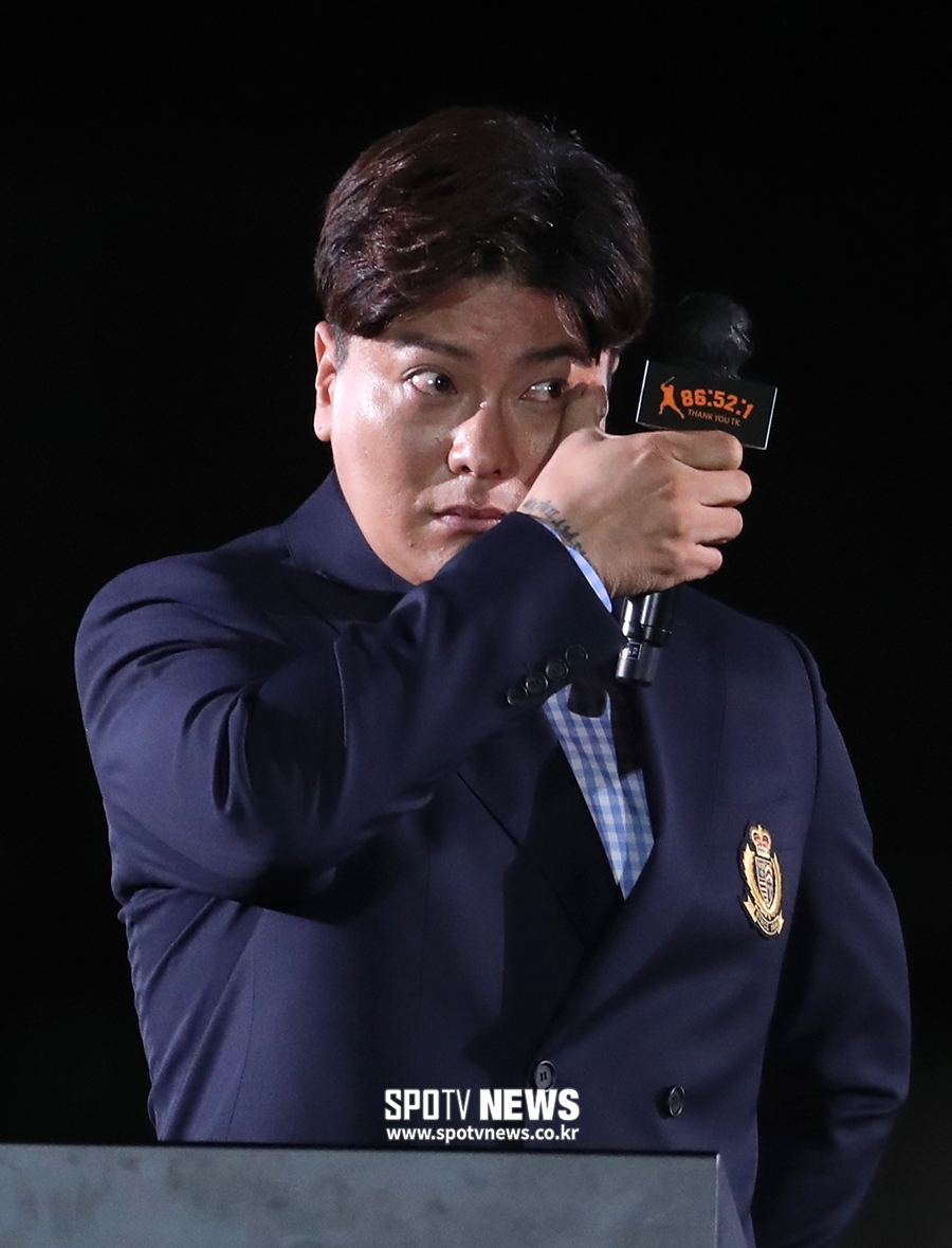 [포토S] 눈물 닦는 김태균