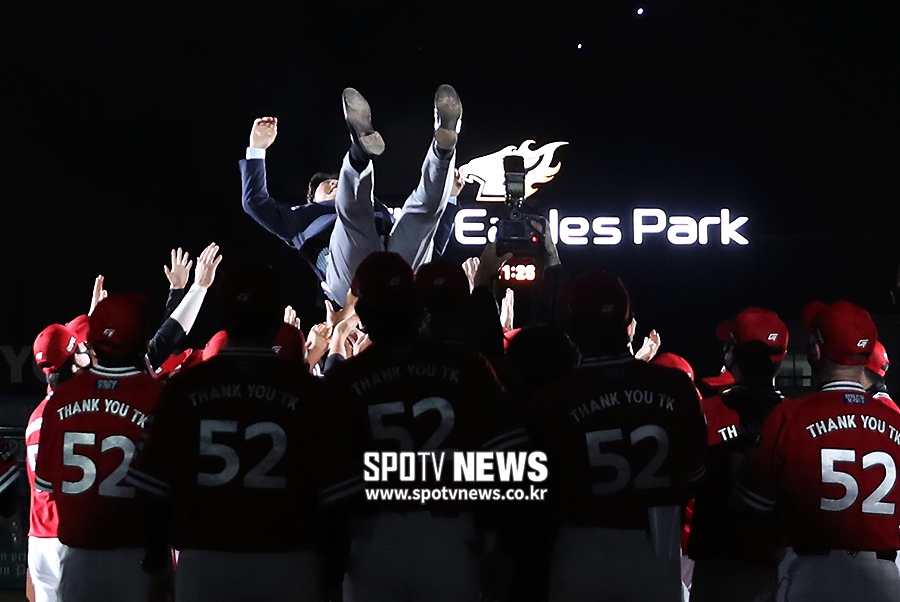 [포토S] '은퇴' 김태균, 행복한 헹가래