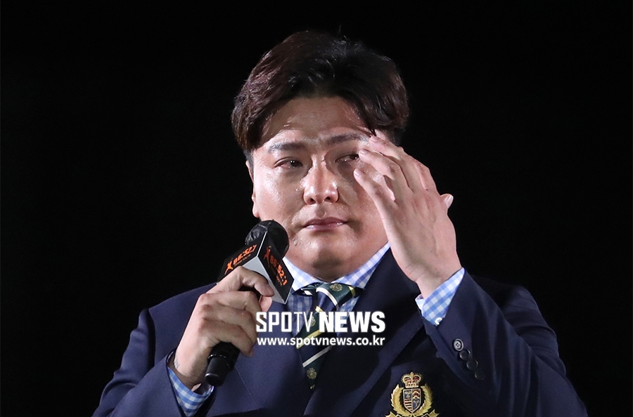 [포토S] '은퇴' 김태균, 참을 수 없는 눈물