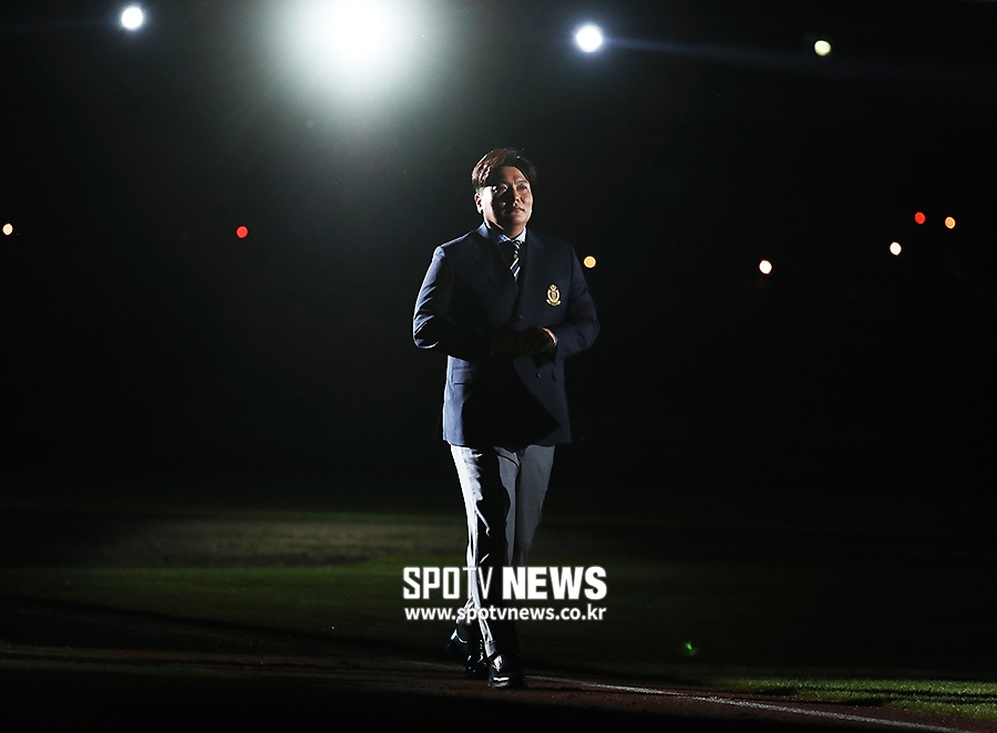 [포토S] 김태균, 마지막 그라운드 인사