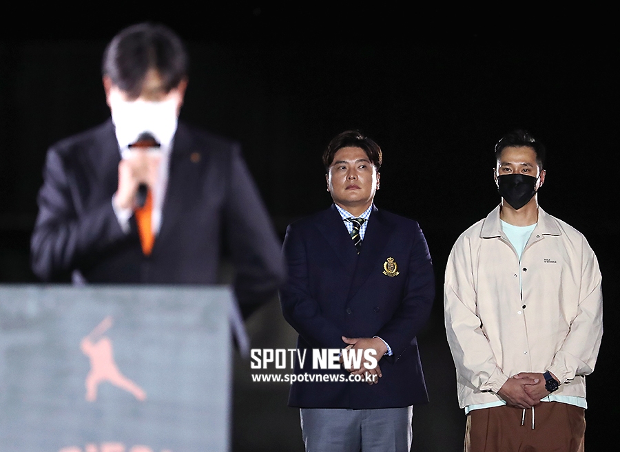 [스토리S] '끝까지 따뜻한 김선배' 김태균, 함께 은퇴한 후배들 자신의 은퇴식에 직접 초청