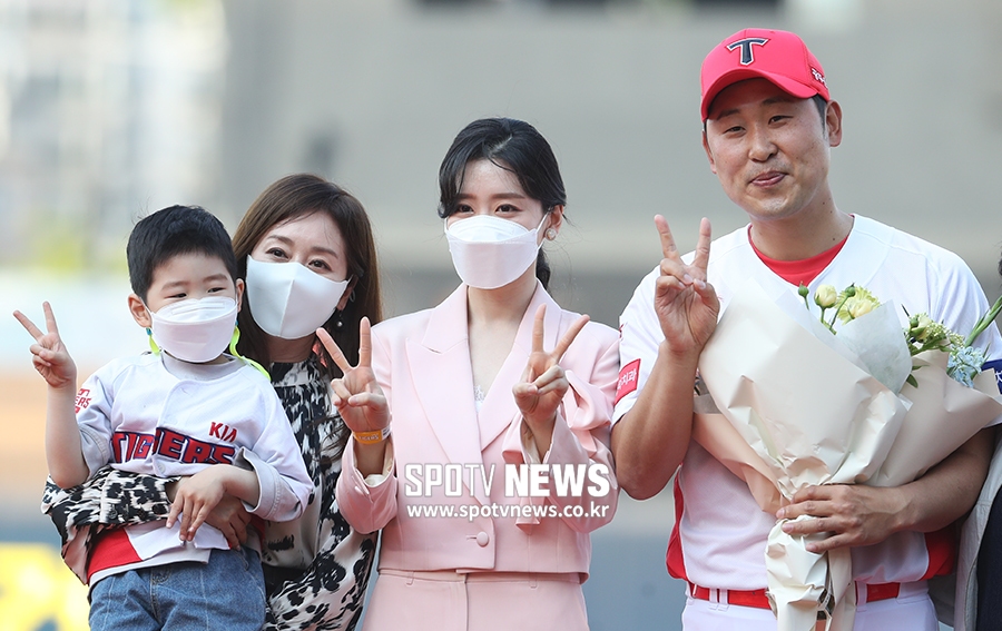 [포토S] '은퇴' 윤석민, 아름다운 아내와 장모 김예령과 함께