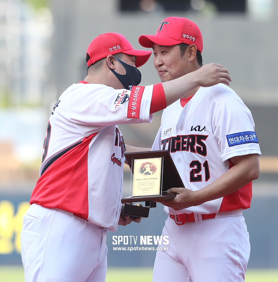 [포토S] 윤석민 꼭 안아주는 나지완