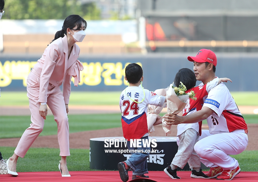 [포토S] 가족들의 축하 받는 윤석민