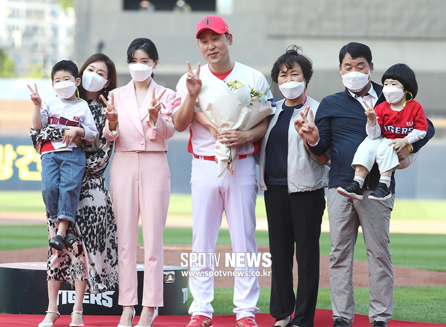 [포토S] 윤석민, 가족들과 함께 기념 촬영