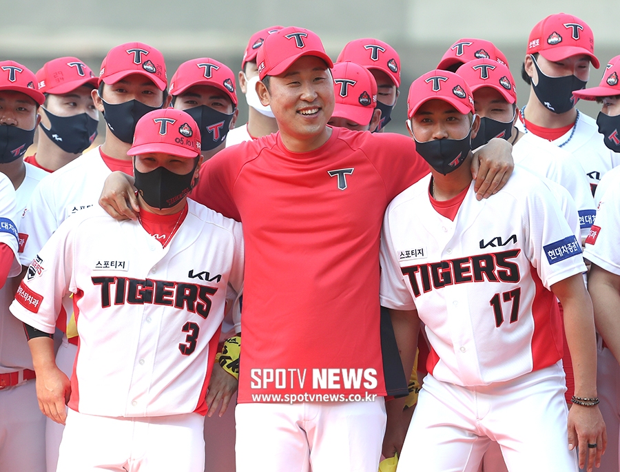 [포토S] '은퇴' 윤석민, 김선빈 임기영과 어깨동무