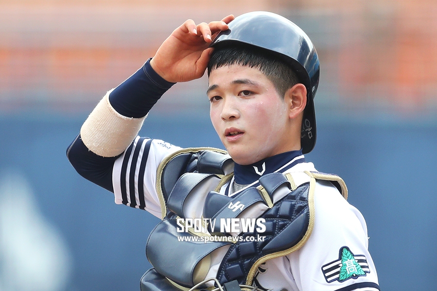 [포토S] 더그아웃 바라보는 경북고 차재은