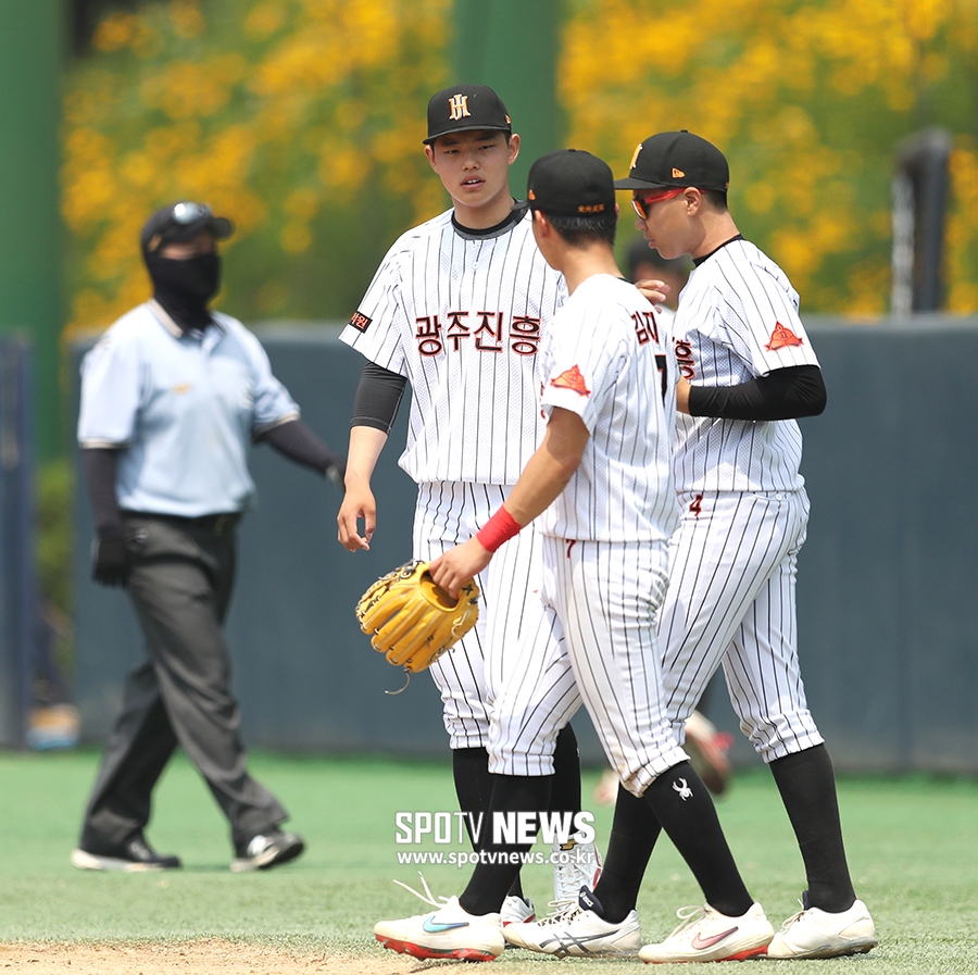 [포토S] 6회말에도 마운드 오르는 광주진흥고 문동주