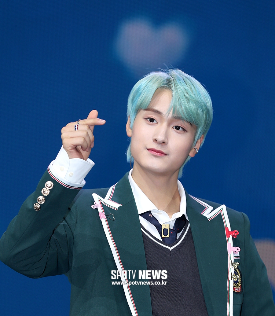 [포토S] 고스트나인 이우진, 머리 위로도 하트!
