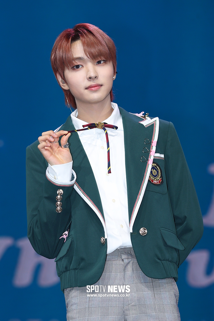 [포토S] 고스트나인 이강성, '리본 잡고'