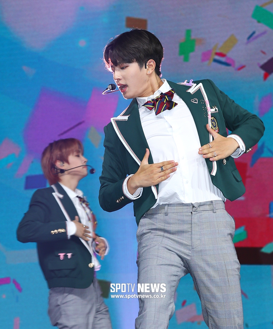 [포토S] 고스트나인 이진우, 조명에 반짝이는 막내