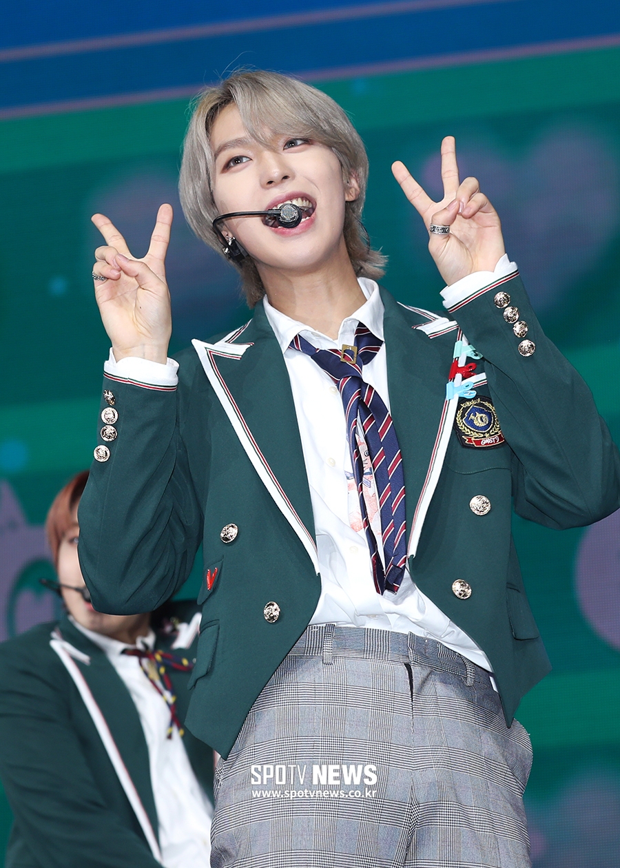 [포토S] 고스트나인 이신, 브이 브이!