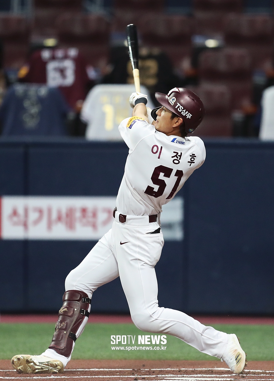 [포토S] 이정후, '첫 타석부터 2루타!'