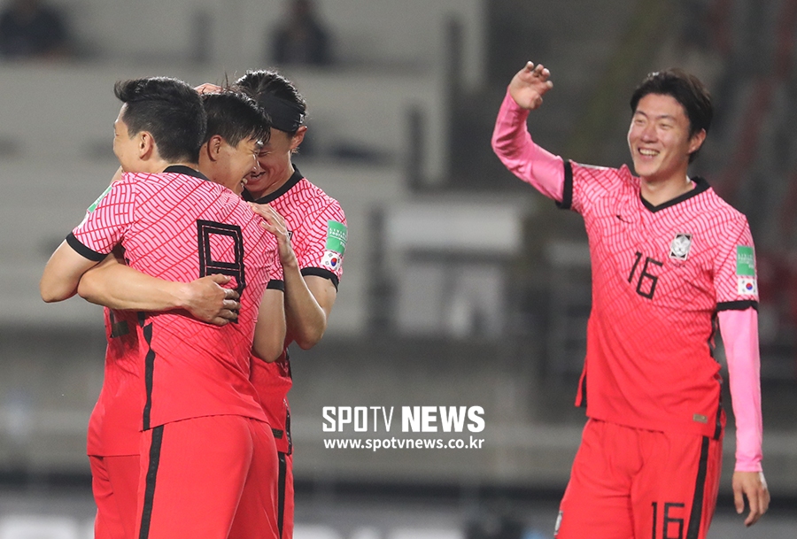 [포토S] 권창훈의 골에 기뻐하는 남태희-황의조
