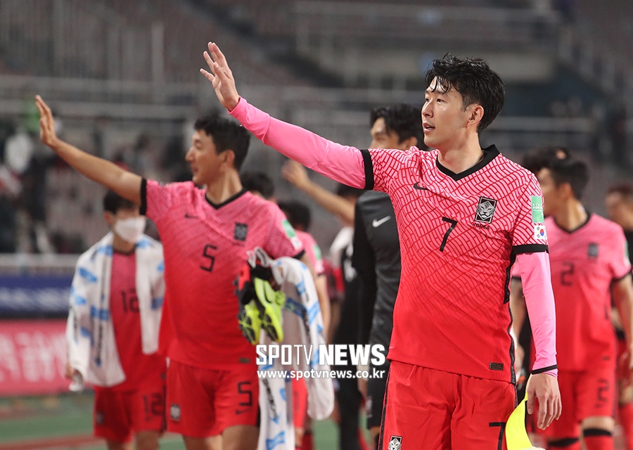 [포토S] 팬들 향해 인사하는 손흥민