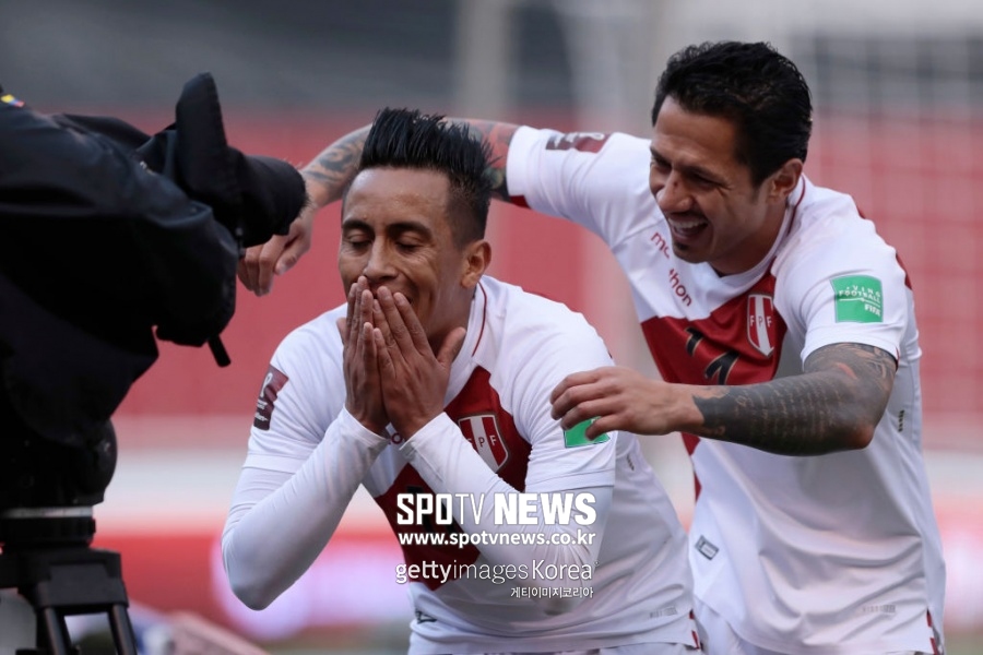 '꼴찌' 페루, 에콰도르 2-1 꺾고 '예선 첫 승'…코파 앞두고 반등
