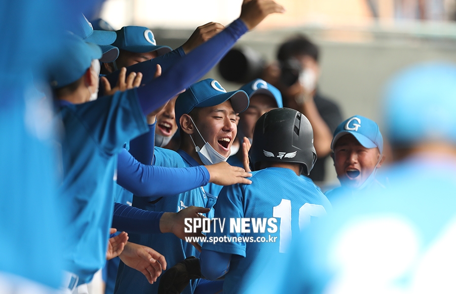[포토S] 1회 3득점에 기뻐하는 강릉고