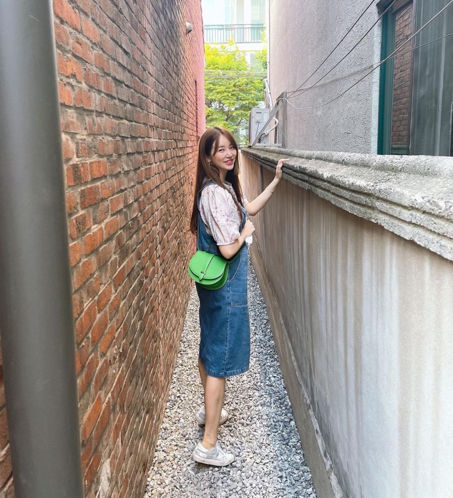 윤은혜, 급찐급빠 다이어트하더니…좁은 담장 사이서 가는 팔다리 자랑