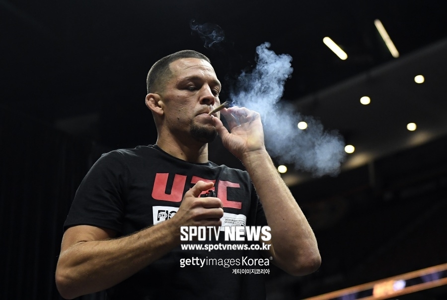 이 구역의 미친 X…디아즈 UFC 기자회견서 마리화나 흡연