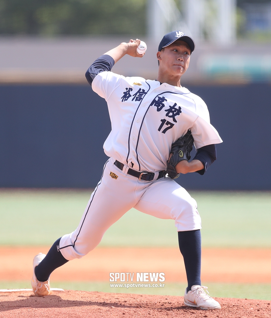 [포토S] 역투하는 유신고 선발 이상우
