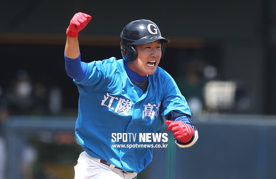 [포토S] 강릉고 김세민, 다시 리드 잡는 짜릿한 2타점 적시타!