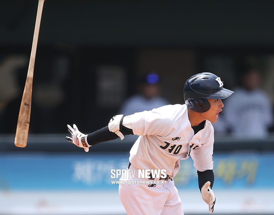 [포토S] 선취 1타점 적시타 날리는 경남고 류한서