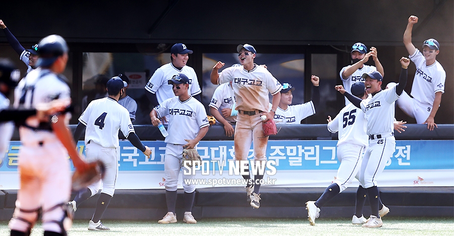 [포토S] 대구고, 경남고 실책 틈 타 8회 짜릿한 역전!