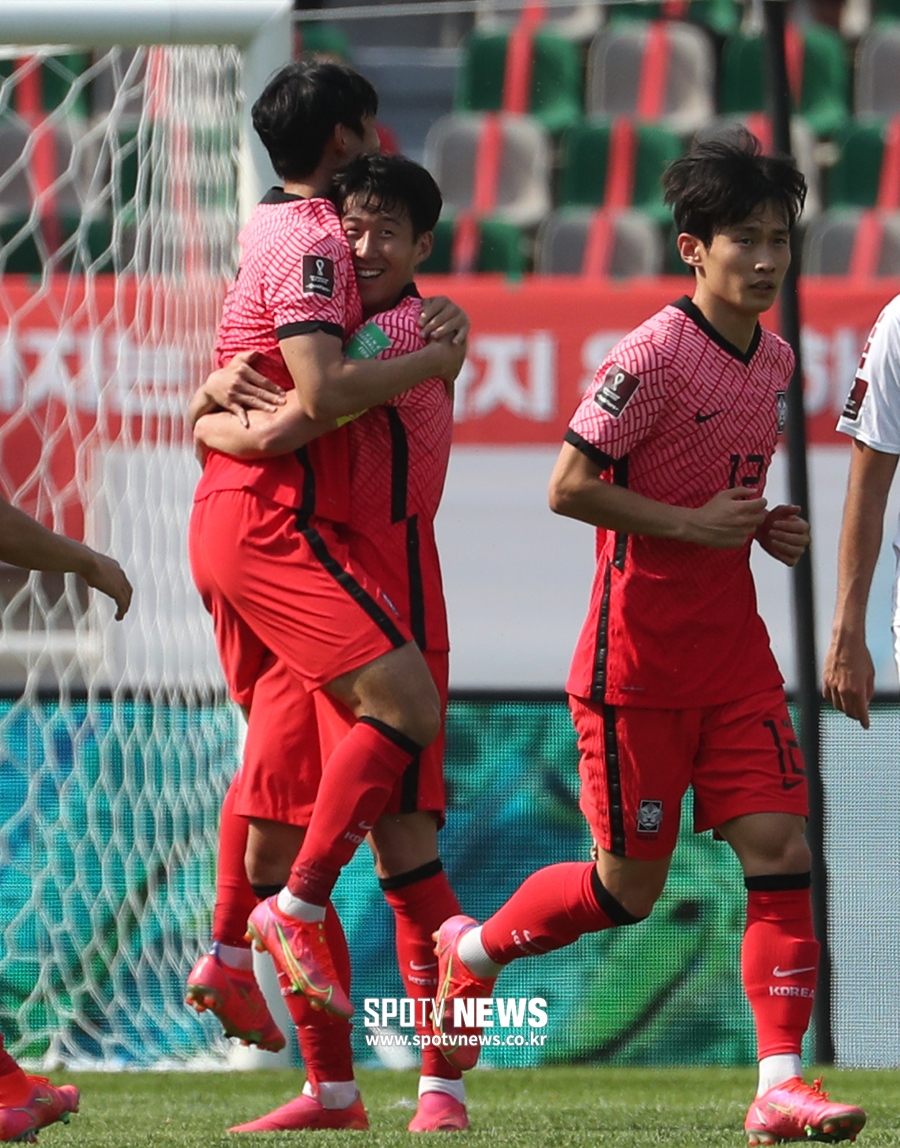 [포토S] 손흥민, '우리 민규 잘했다'