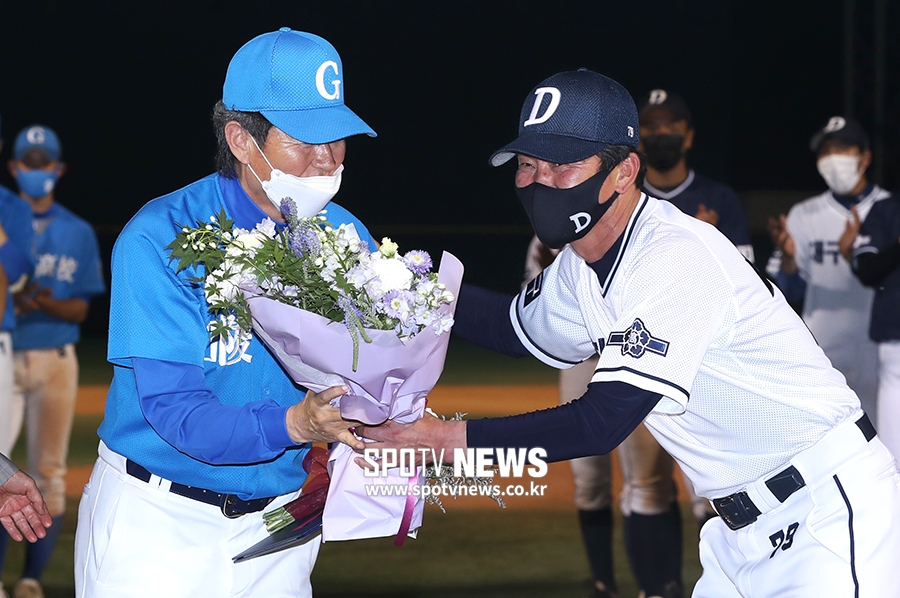 [포토S] 강릉고 최재호 감독에게 우승 축하 꽃다발 전하는 대구고 손경호 감독
