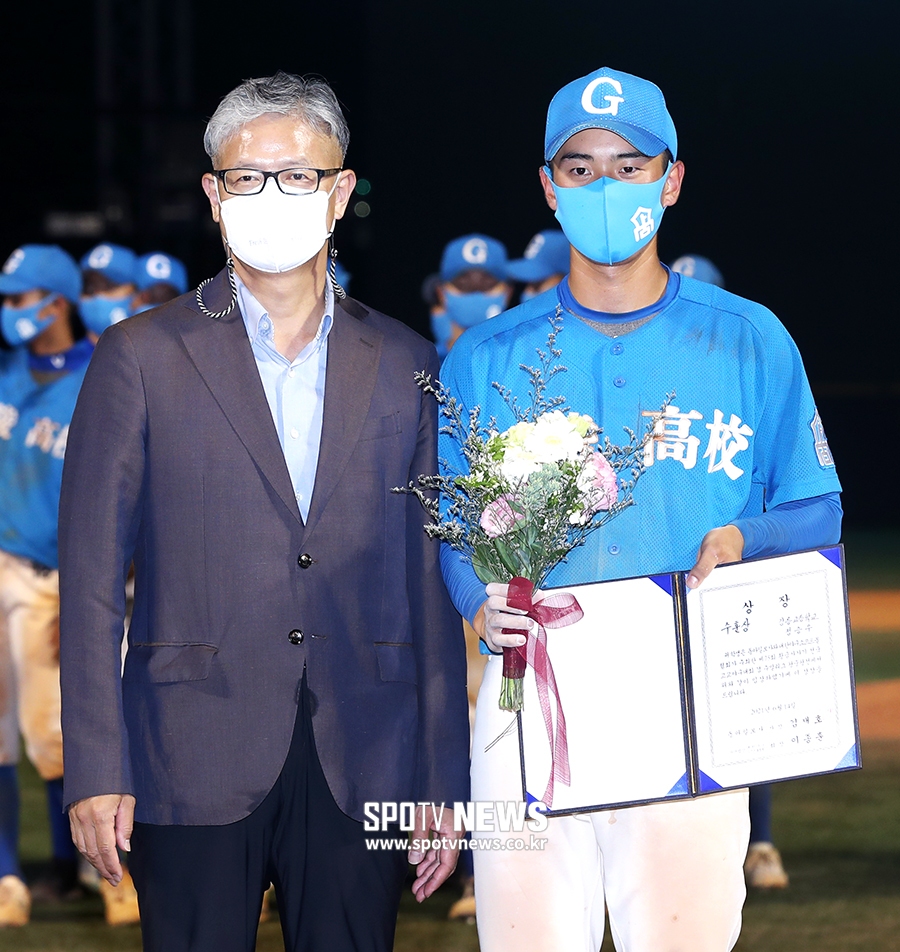 [포토S] 수훈상 수상한 강릉고 정승우