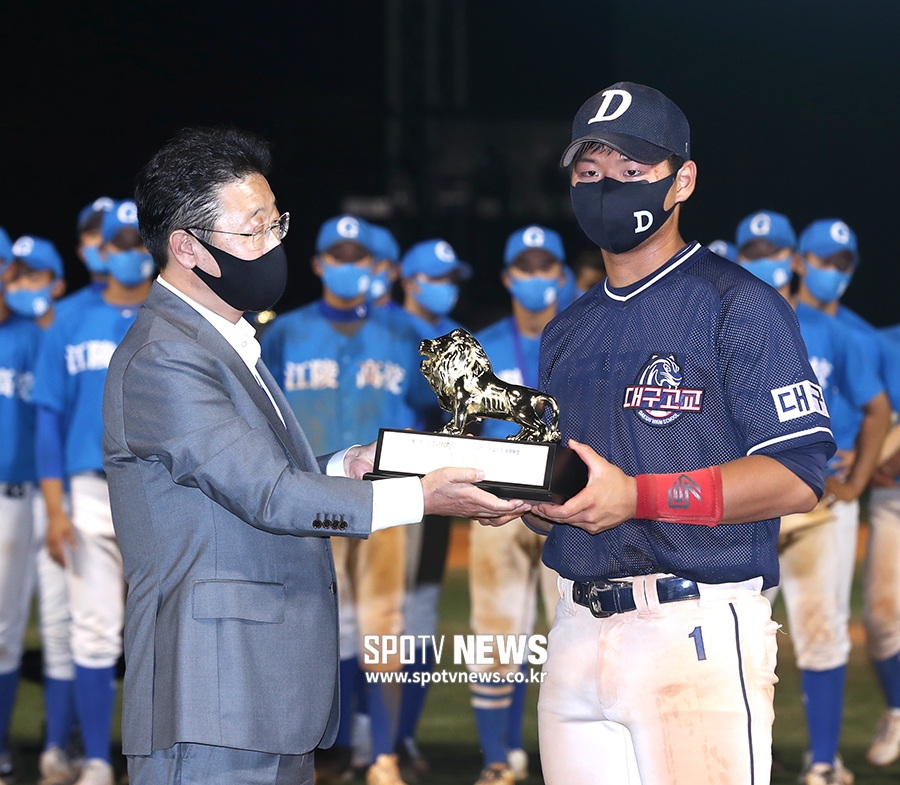 [포토S] 황금사자기 준우승 트로피 받는 대구고 이재용