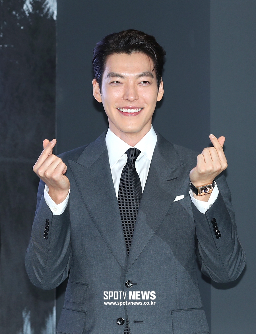 [포토S] 김우빈, 7년째 열애 신민아 향한 하트
