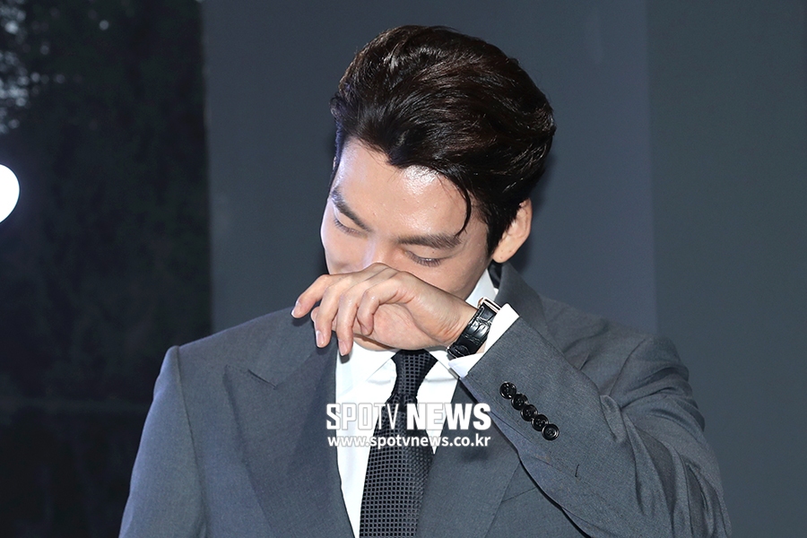 [포토S] 김우빈, "잘생겼다" 외침에 당황