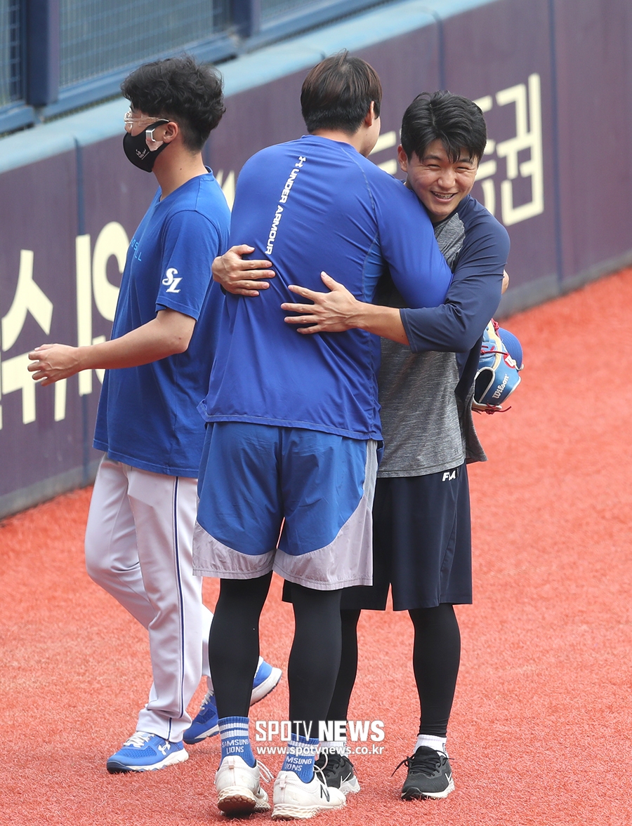 [포토S] 박계범, '동엽이 형 잘 지냈죠'