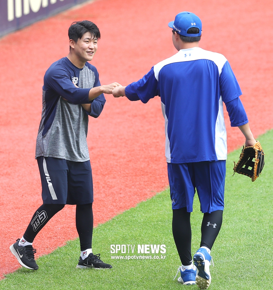 [포토S] 박계범-오재일, 반가운 인사
