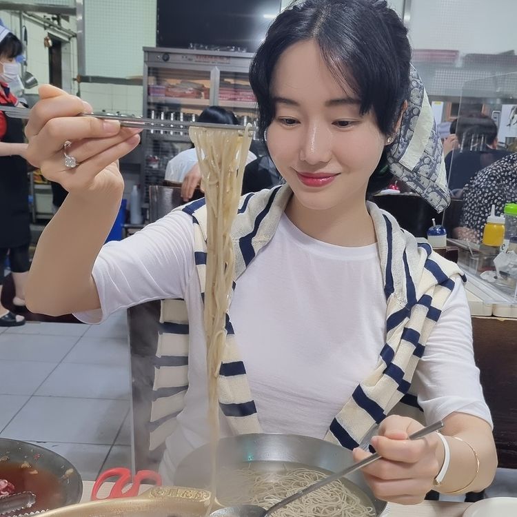 '의사♥' 이정현, 건물 팔아 26억 차익 거두더니…검소한 평양냉면 먹방