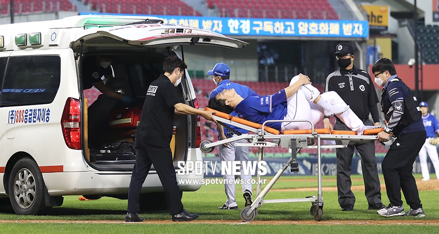 [포토S] 정강이에 강습 타구 맞아 응급차로 후송되는 김대우