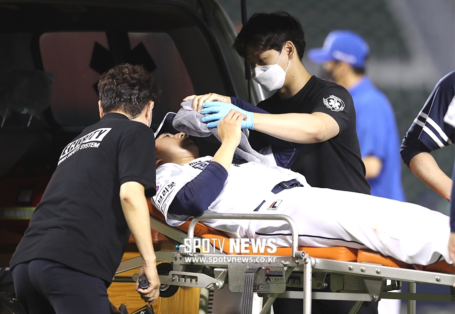 [포토S] 유재유, 강습 타구에 얼굴 맞고 구급차 이송