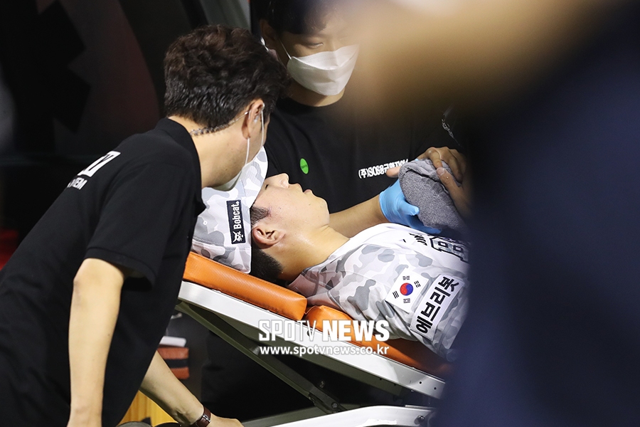[포토S] 구급차로 이송되는 유재유